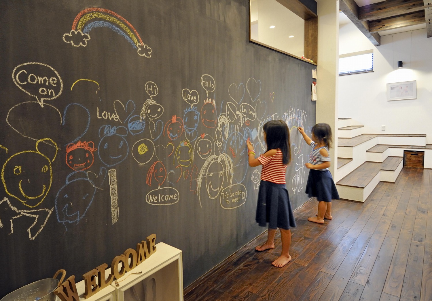 子供の想像力を育てる一面黒板で作られたクリエイティブな壁の画像