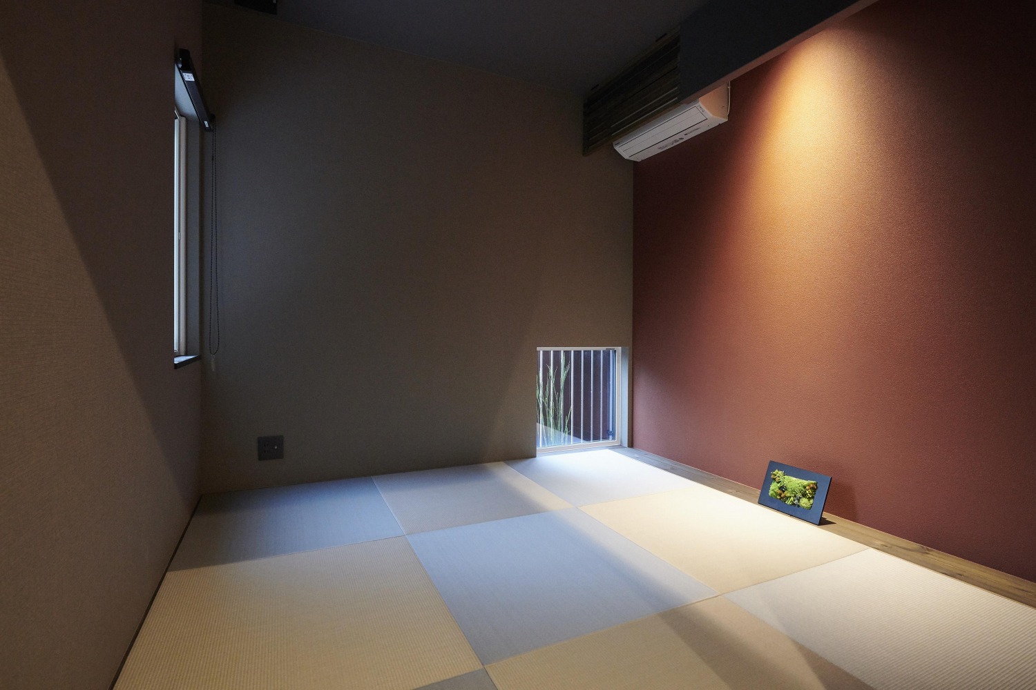 和室はシンプルながらも壁の色や照明によって高級感を漂わせているの画像
