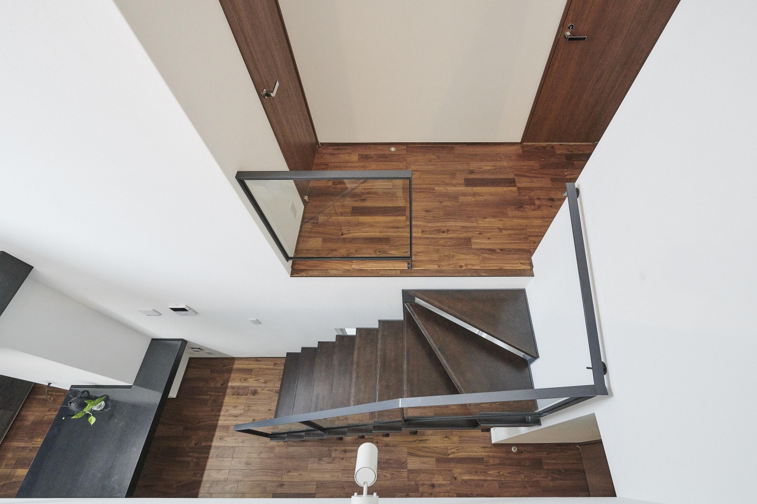 木製の床に鉄骨階段の映えるリビング階段とホールの画像