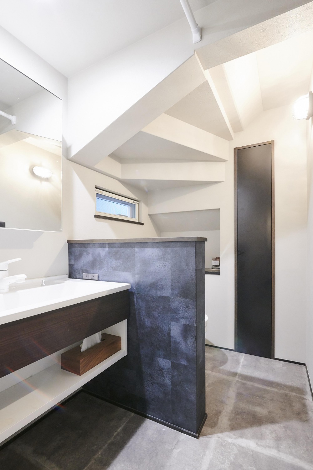 シンプルモダンな1階トイレと洗面室の画像