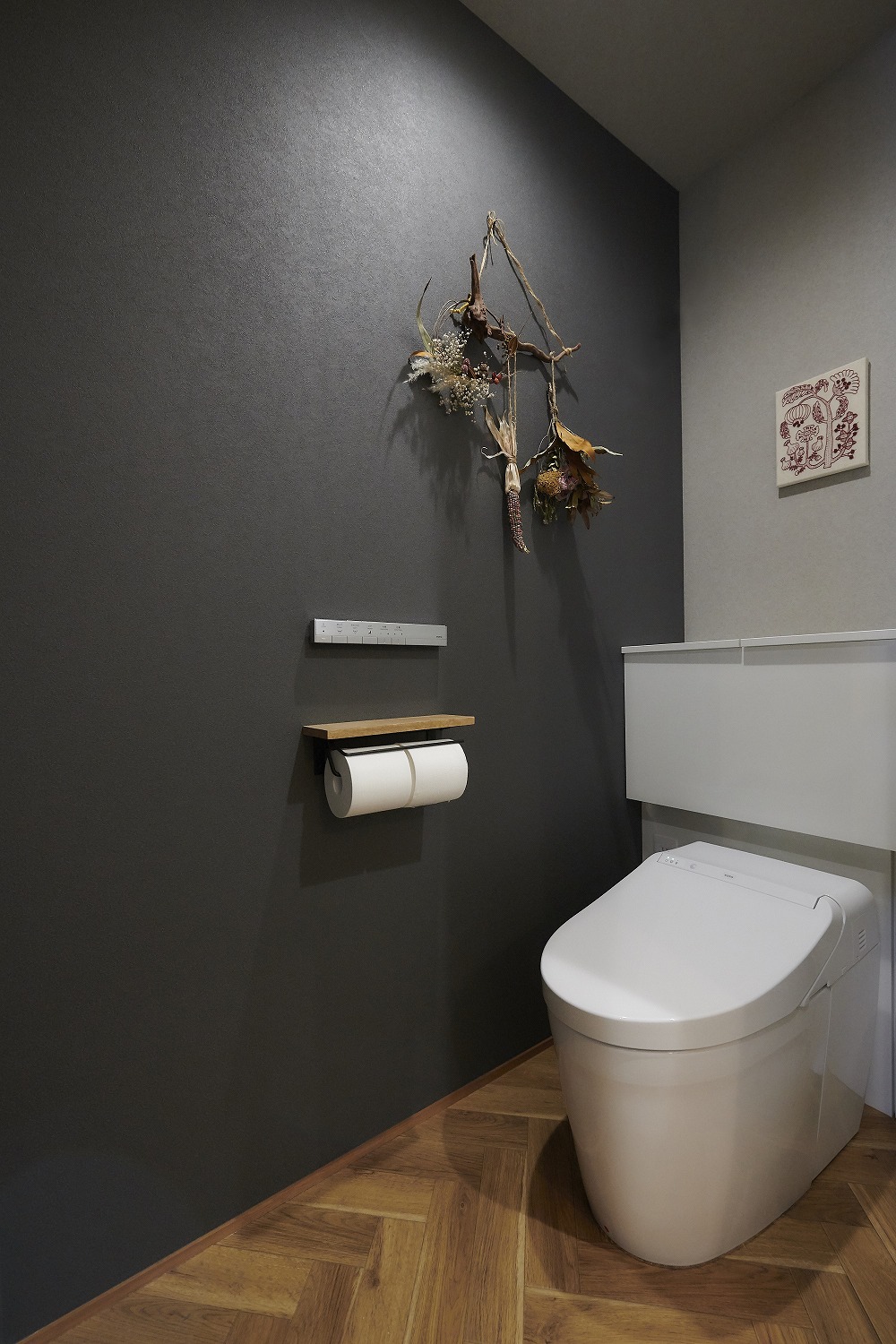 ヘリンボーン柄のお洒落なトイレの画像