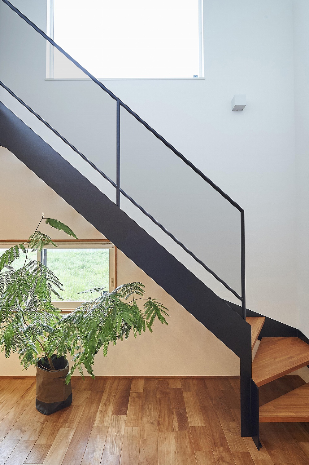 木×アイアンがスタイリッシュなオープン階段の画像