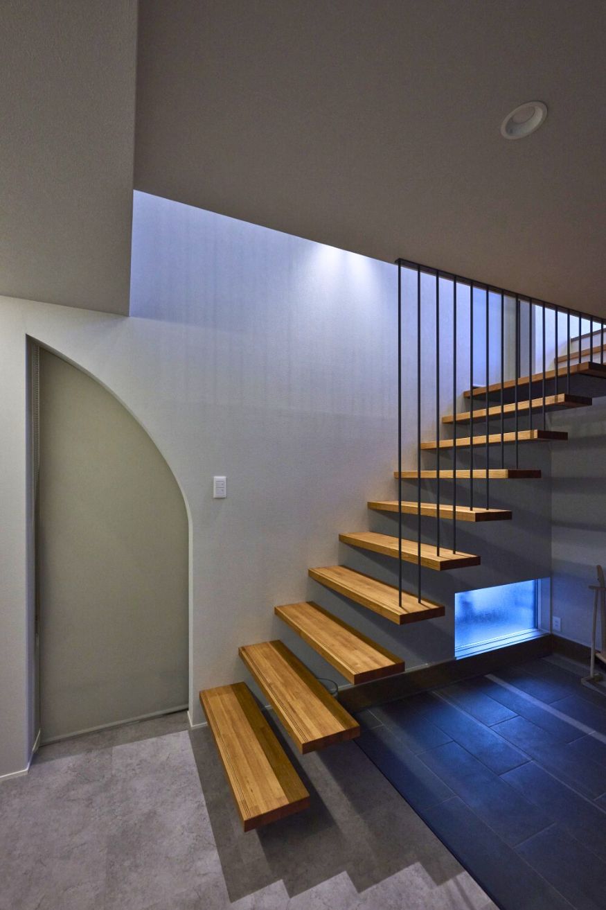 宙に浮いているように見える軽やかな階段の画像