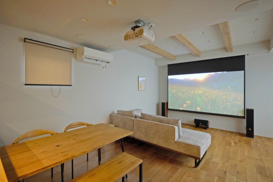 格納式のスクリーンを設置したホームシアターの画像