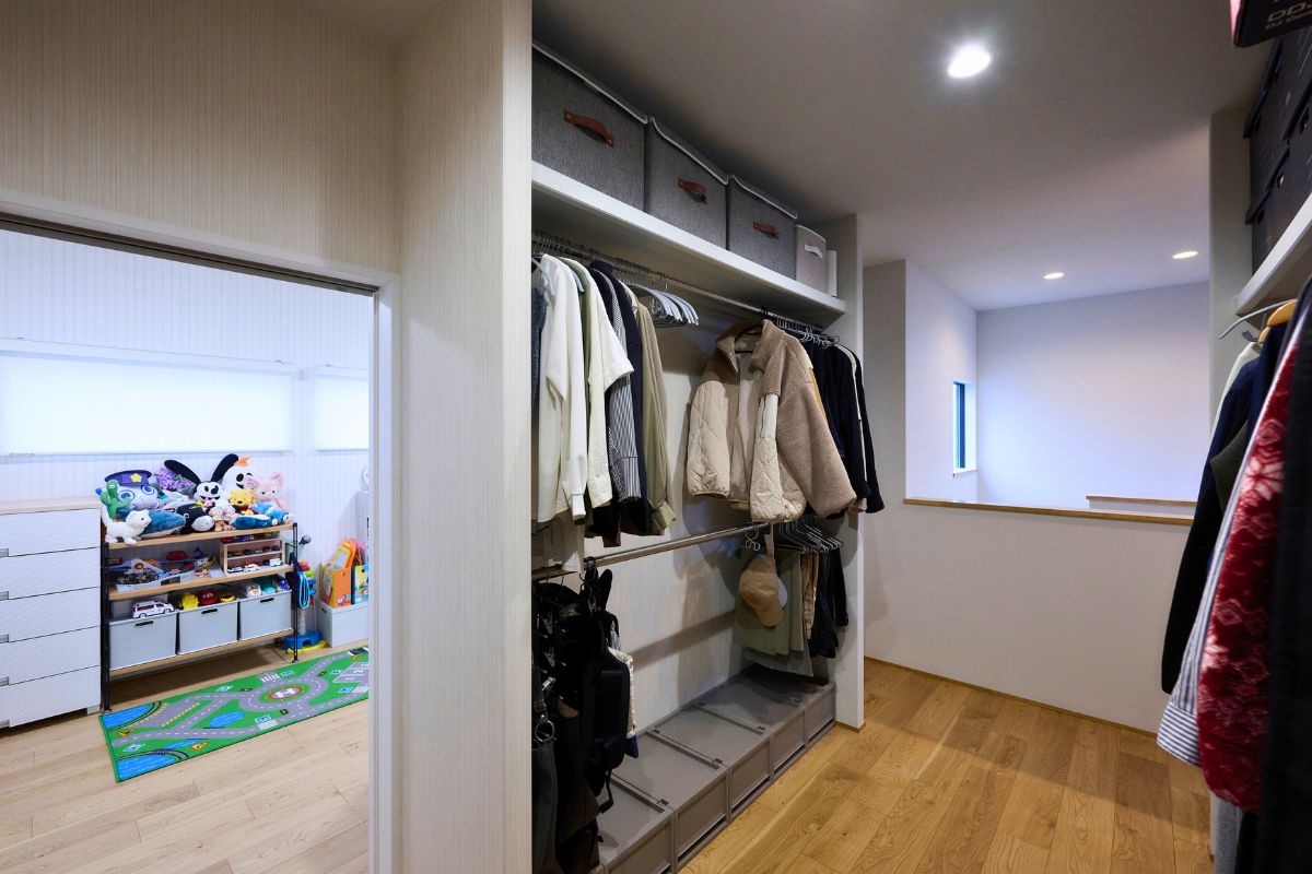 着替えも移動もスムーズな、2方向から出入りできるオープンタイプのウォークインクローゼットの画像