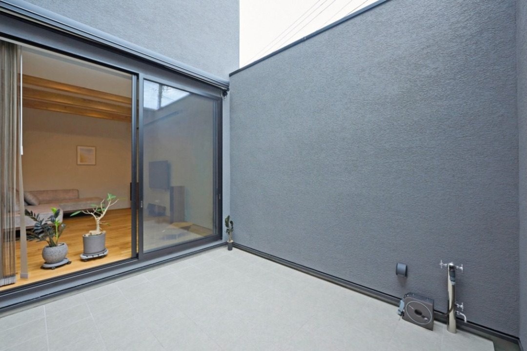 外部からの視線を気にせず過ごせる憩いのインナーテラスの画像