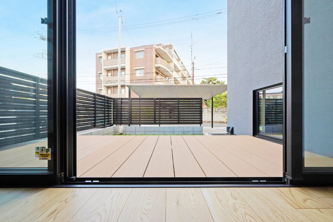 内と外を心地よく繋ぐウッドデッキの画像