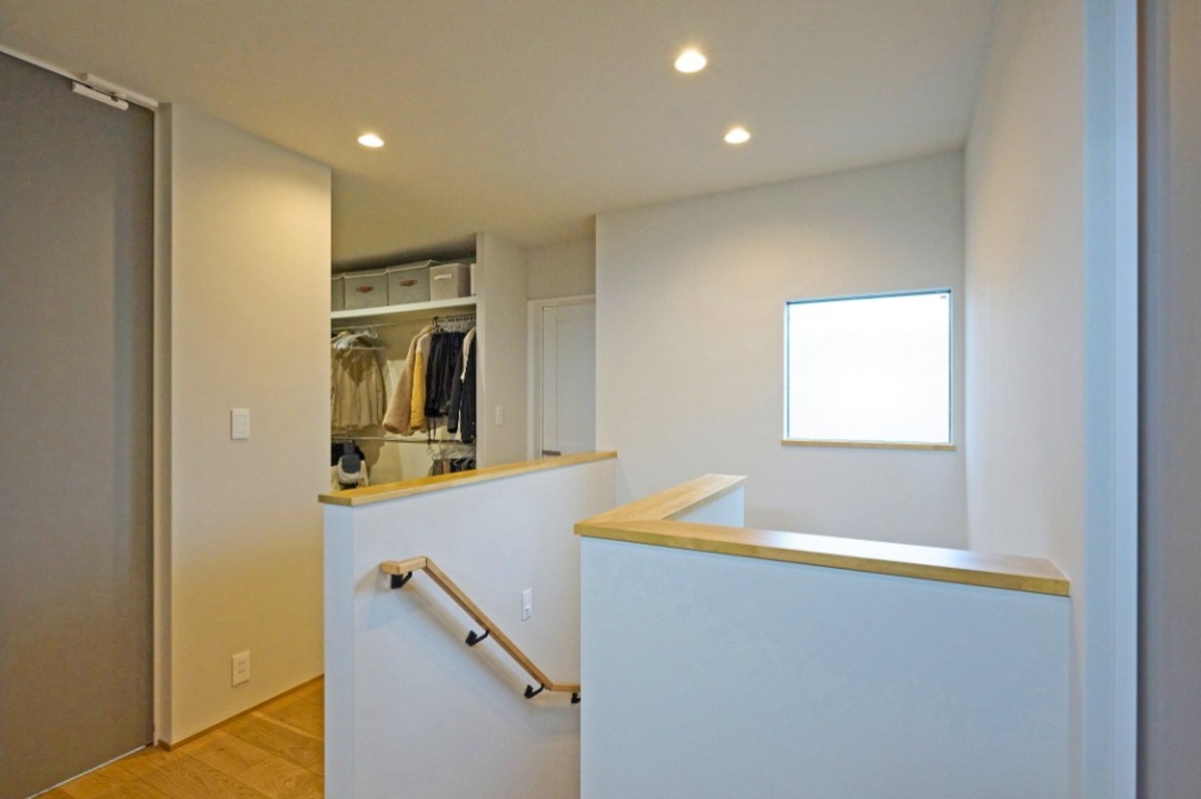 柔らかな光が注ぐ明るい2階ホールの画像