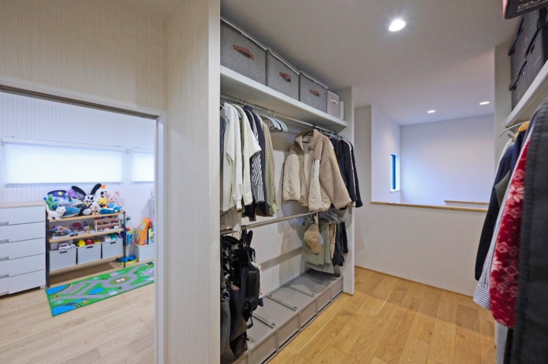 着替えも移動もスムーズな、2方向から出入りできるオープンタイプのウォークインクローゼットの画像