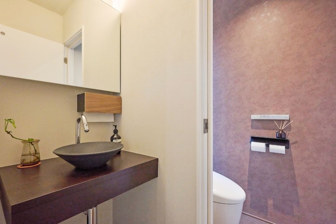 手洗いスペース、トイレ共に防音扉を採用した2階トイレの画像
