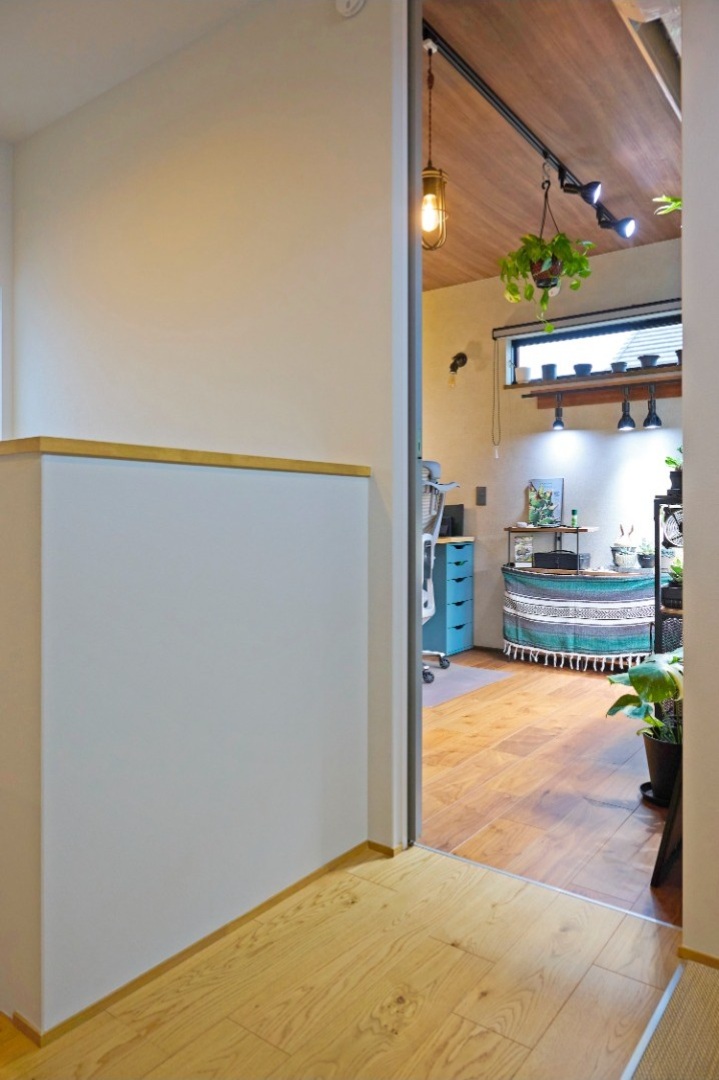 ホールと床色を変え没入感をデザイン。ダークトーンで仕上げた、こだわりの趣味部屋。の画像