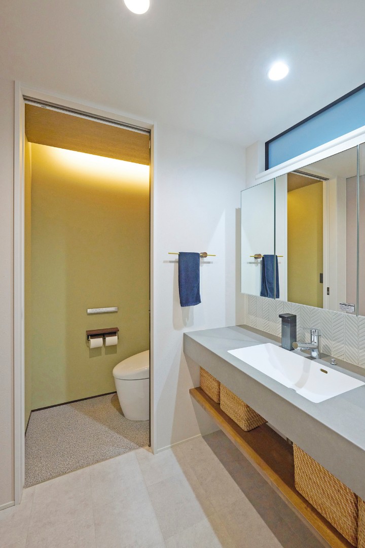 建築化照明が奥行きを創り出す、ホテルライクなトイレと洗面室の画像