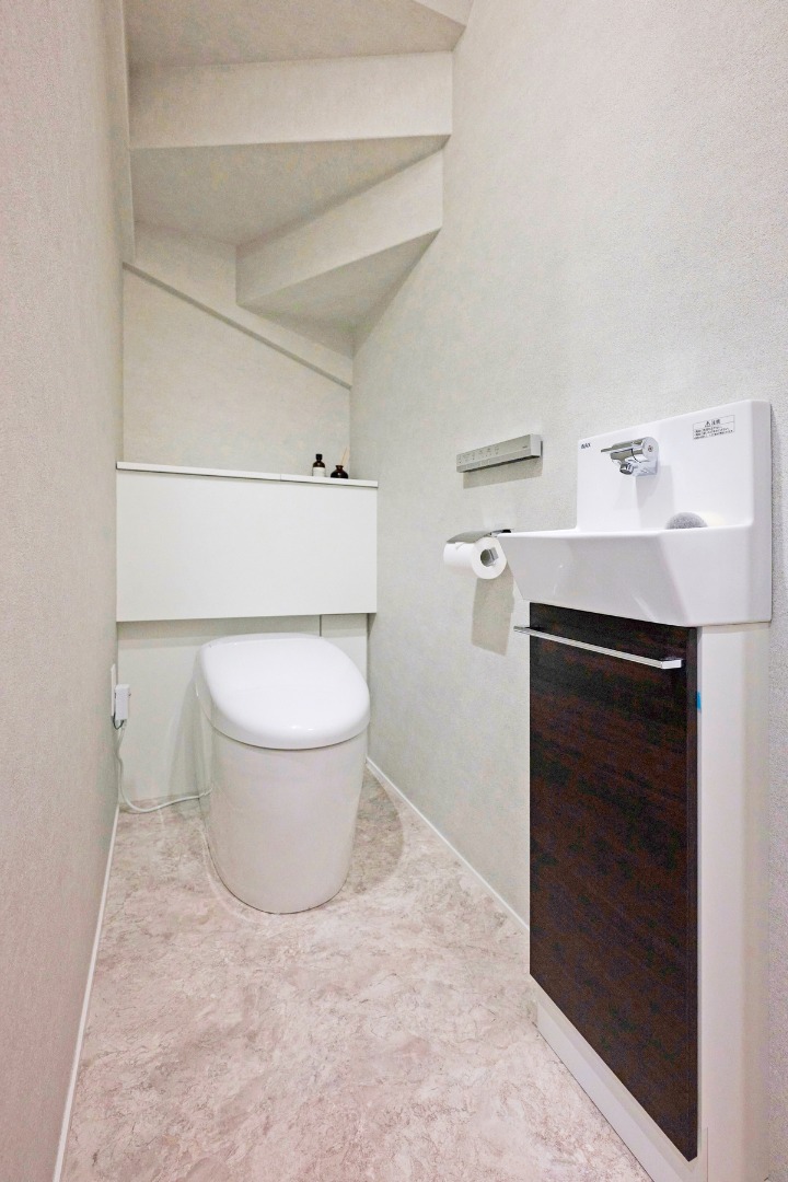 階段下の空間を活用した1階トイレの画像