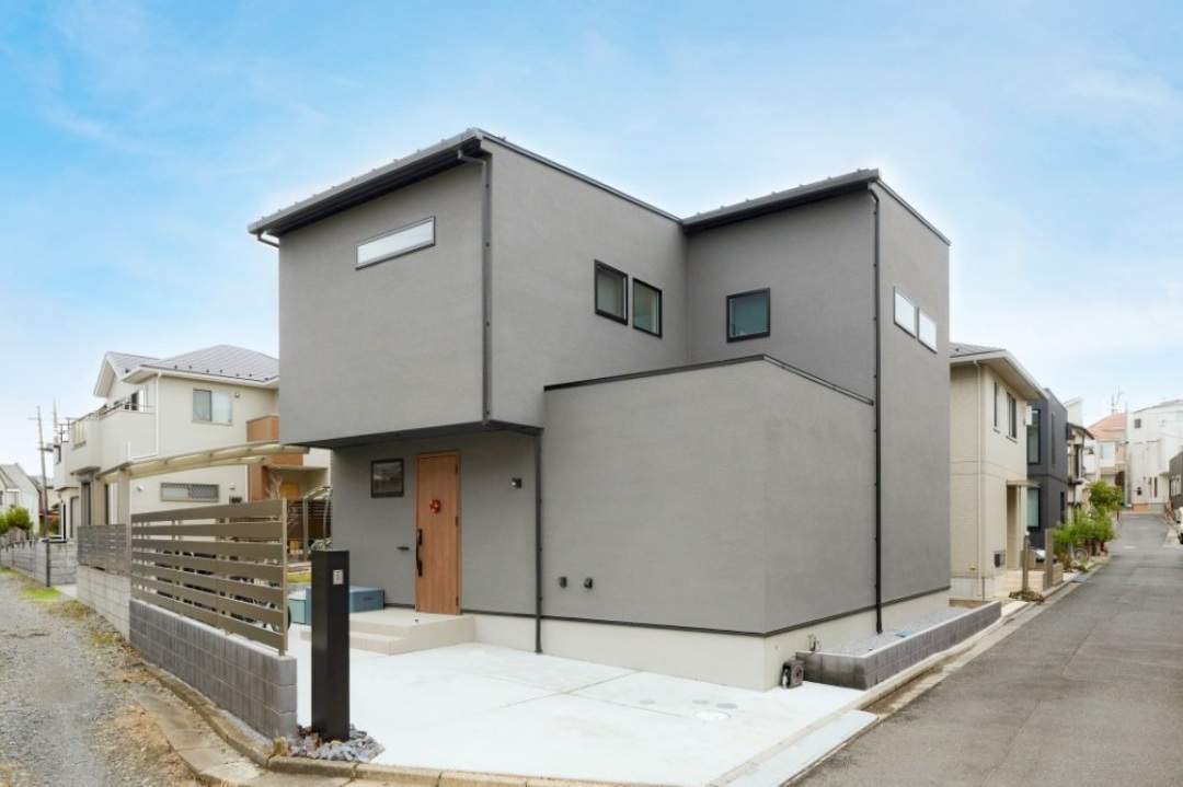 オーバーハングが奥行きを描くモダンな外観の画像