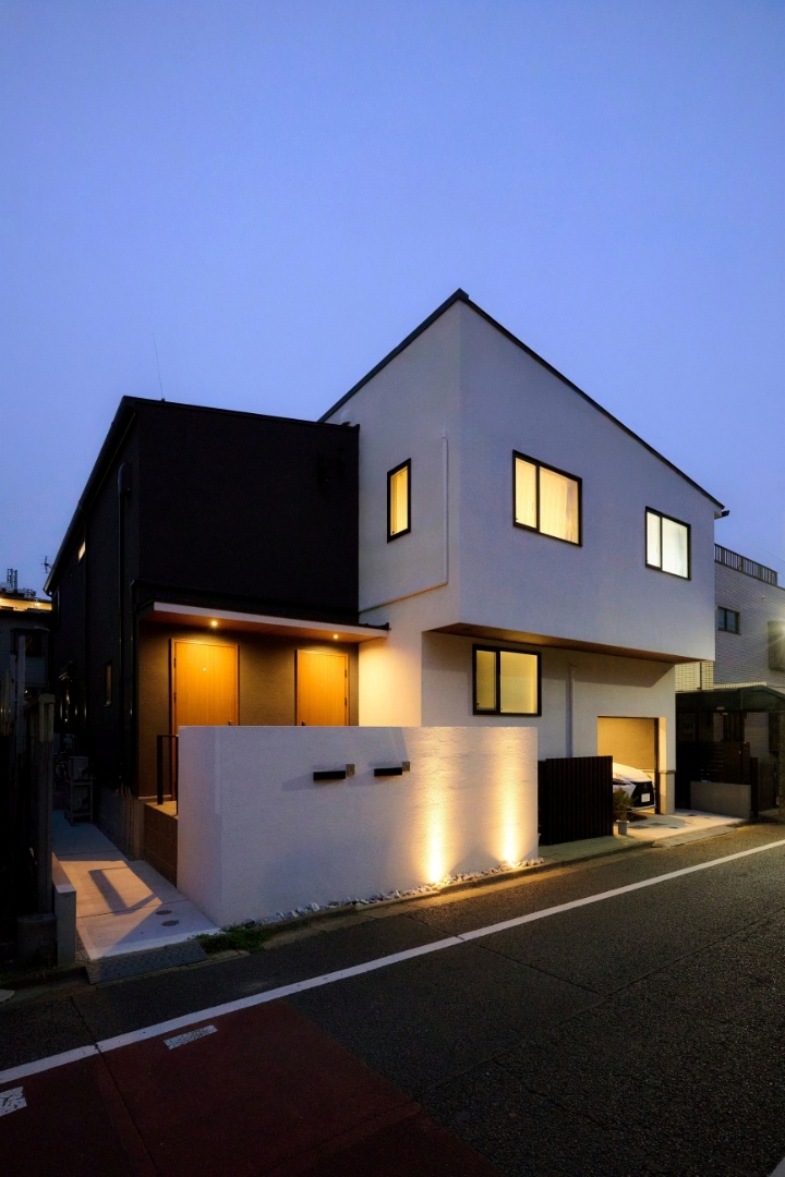 温もりある光が優しく出迎える夜の外観の画像