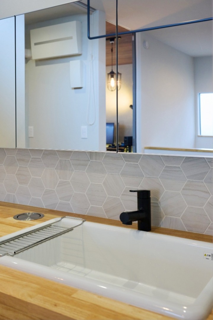 ヘキサゴンタイルとマットなブラックの水栓の組み合わせがおしゃれの画像