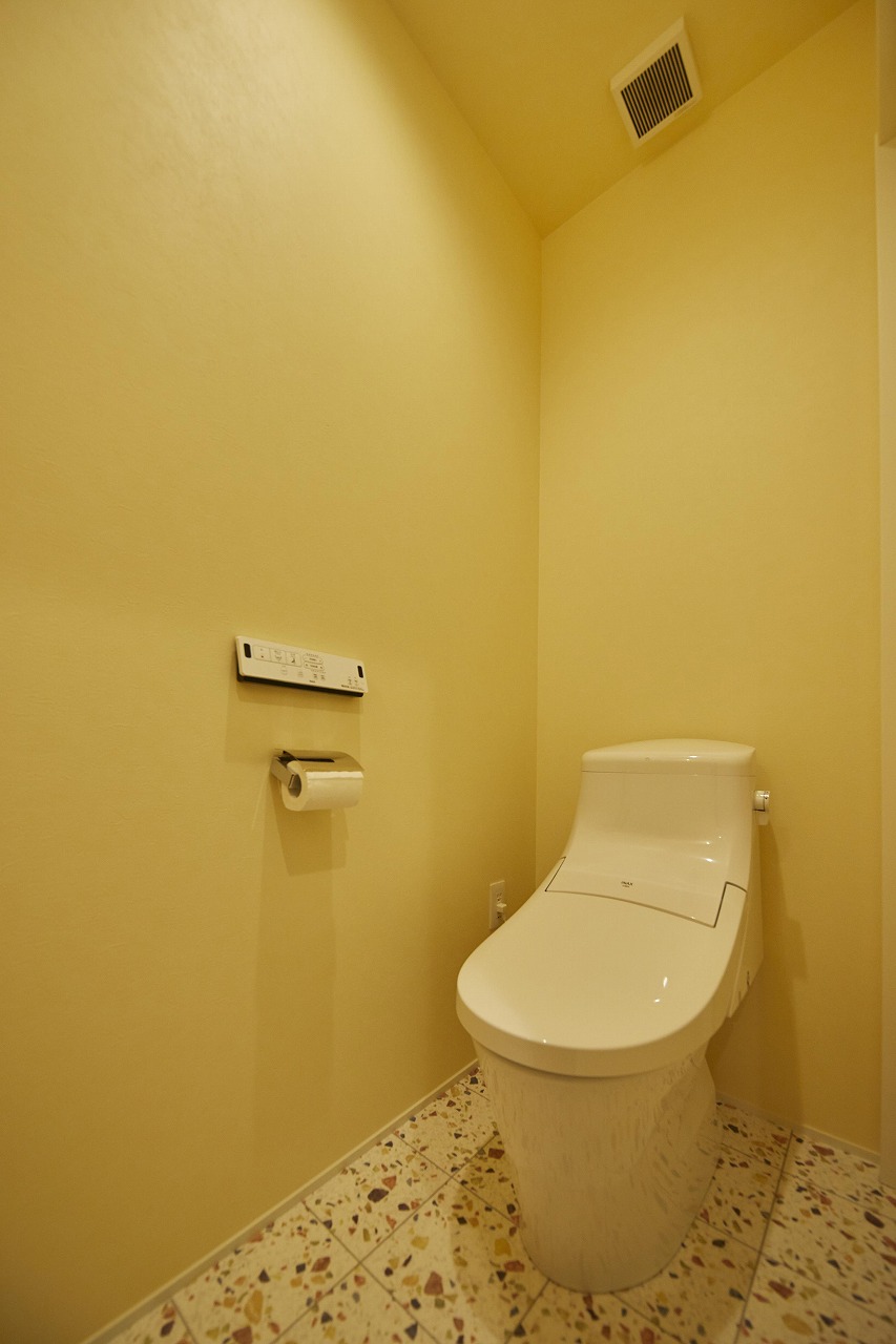 明るい配色のトイレの画像