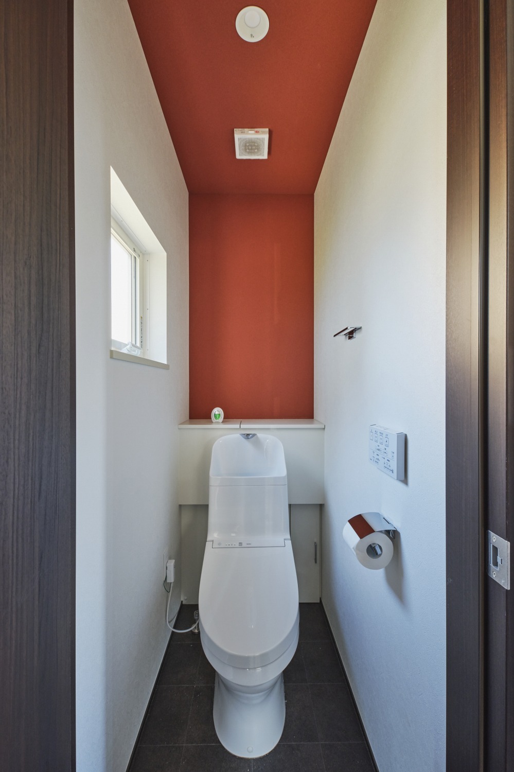 和を感じる色彩のトイレ空間の画像