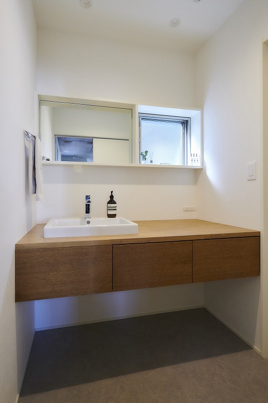 脱衣室から独立させたシンプルな洗面室の画像