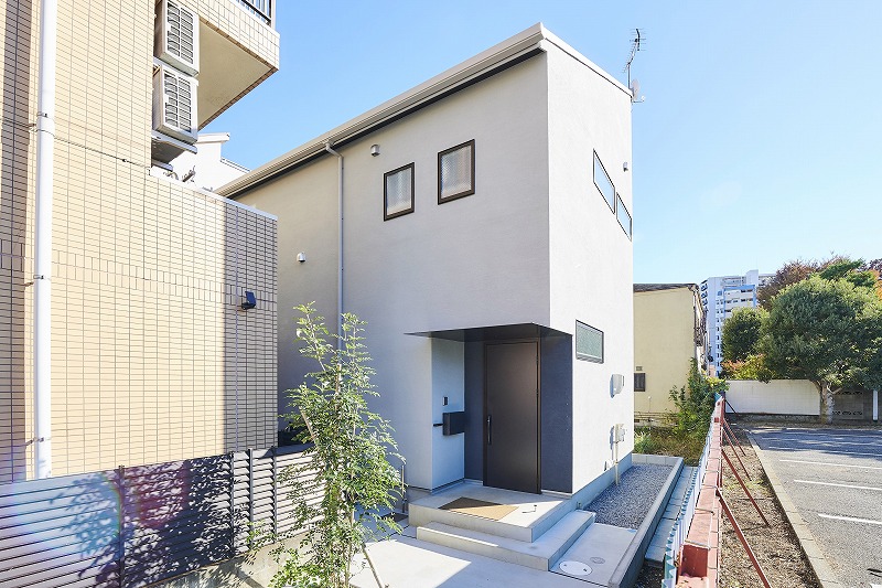ベランダのないシンプルな外観の画像