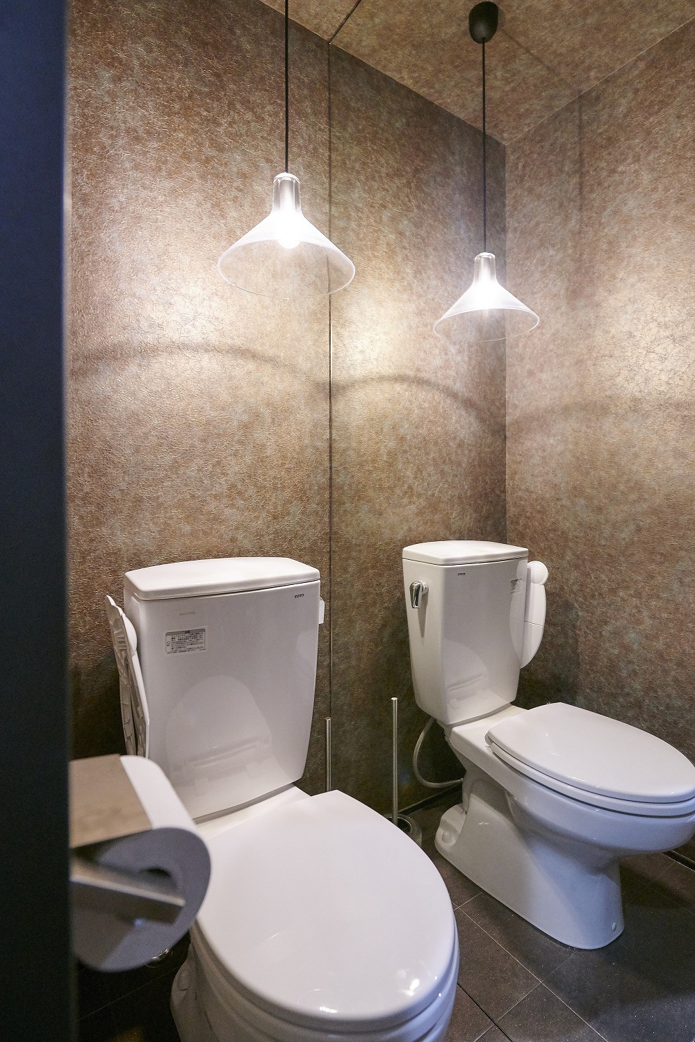 一面のミラー貼りが広さを演出する上品なトイレ空間　の画像