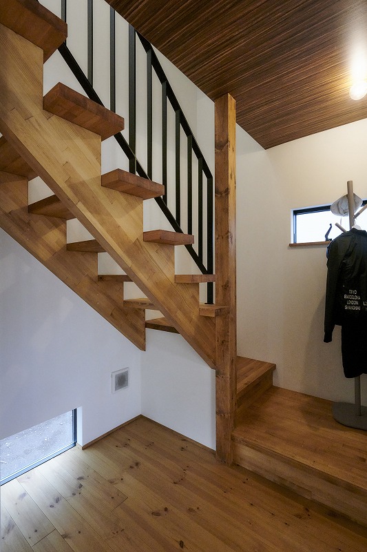 光が抜ける木製ストリップ階段の画像