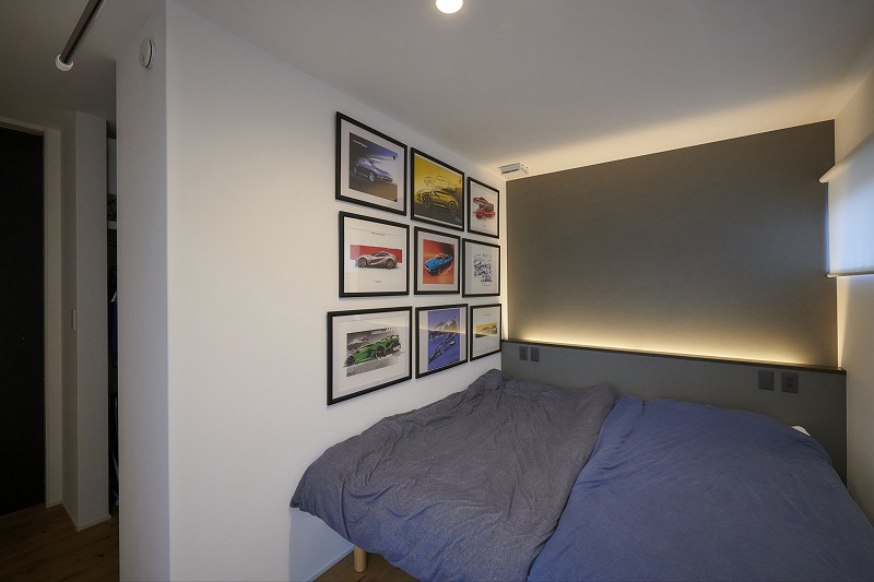 間接照明が落ち着きを演出する寝室の画像