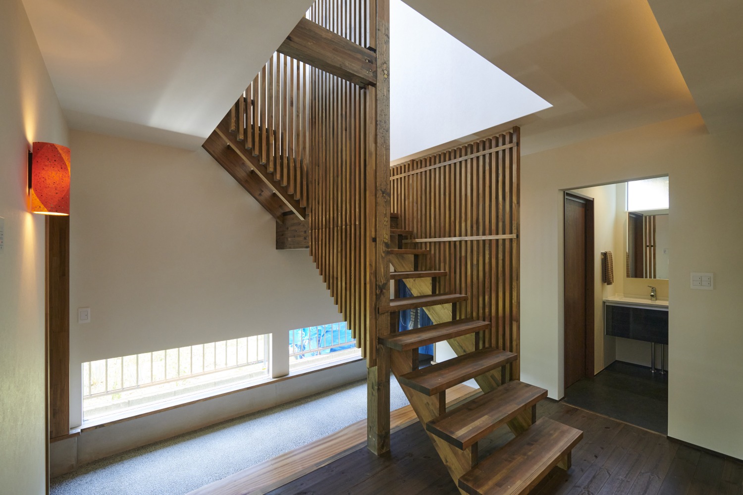 繊細な技術が詰まった木格子×木製ストリップ階段の画像
