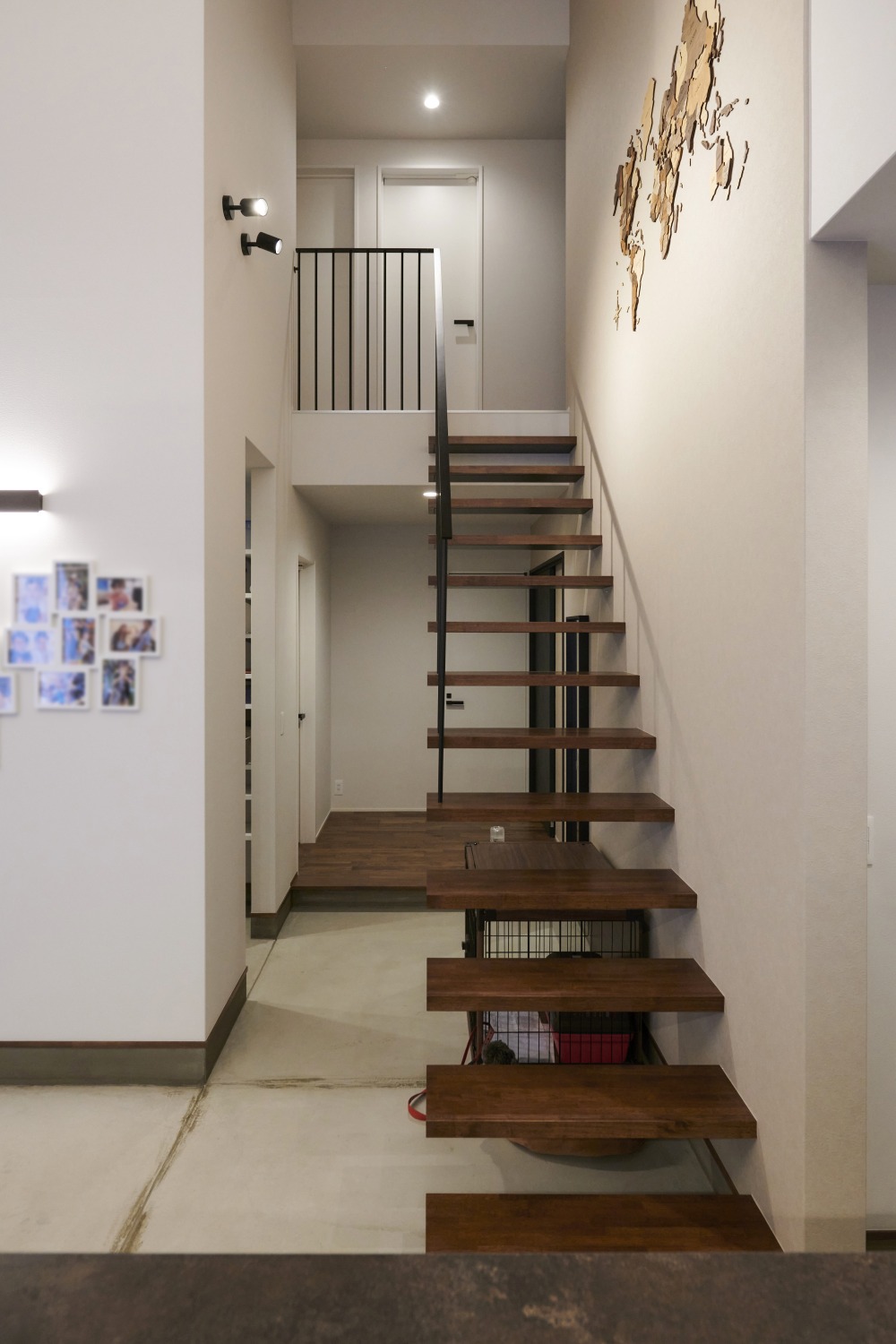 意匠性と視認性の高いストリップ階段の画像