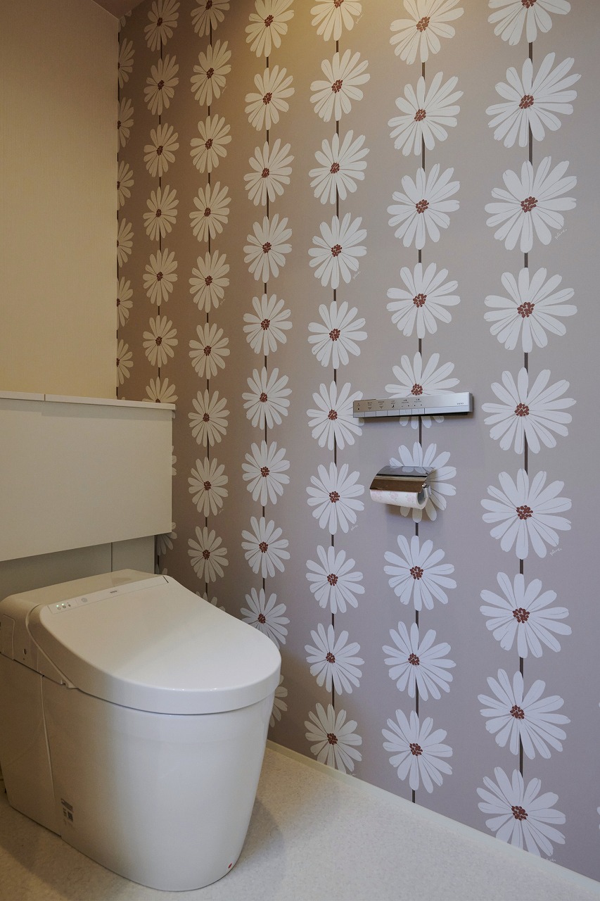 落ち着きと華やかさのあるトイレの画像