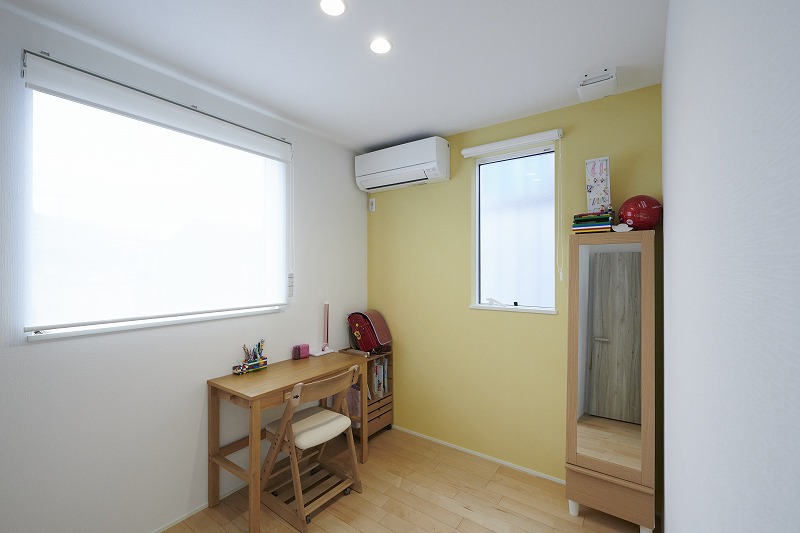 アクセントクロスが印象的な明るい子ども部屋の画像