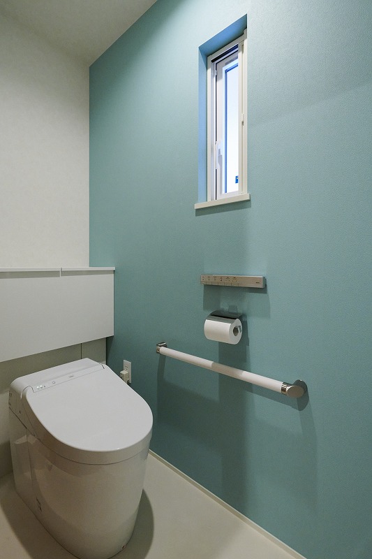 オリジナル収納を設置した1階トイレの画像
