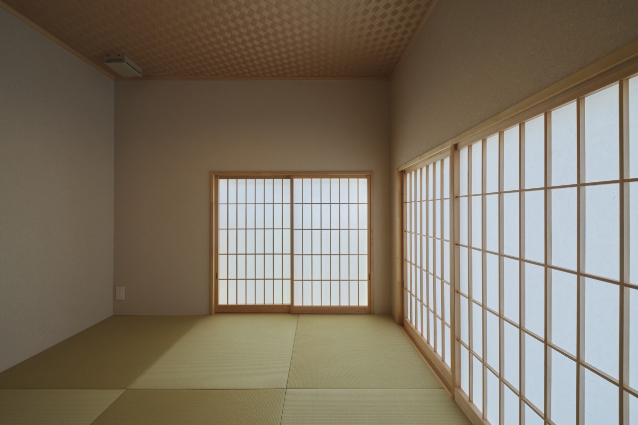 網代竿縁天井を施した美しい意匠の和室の画像