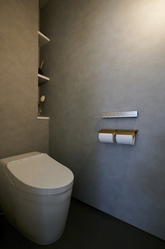 グレー基調のシンプルな2階トイレの画像