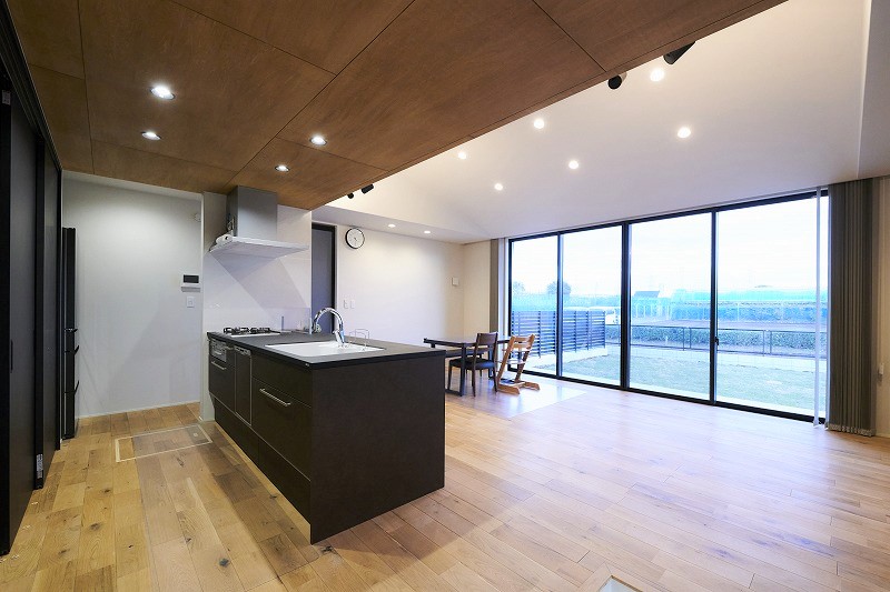景色を楽しむ平屋hausの画像