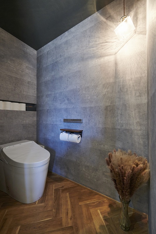 カフェ風のおしゃれなトイレの画像