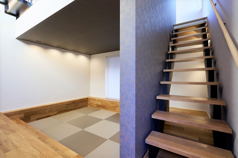 抜け感のある木製ストリップ階段の画像