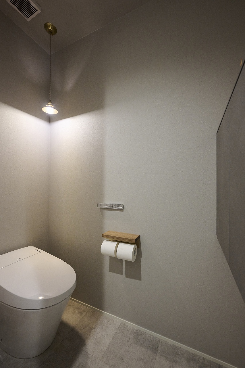 シンプルでシックな装いの1階トイレの画像