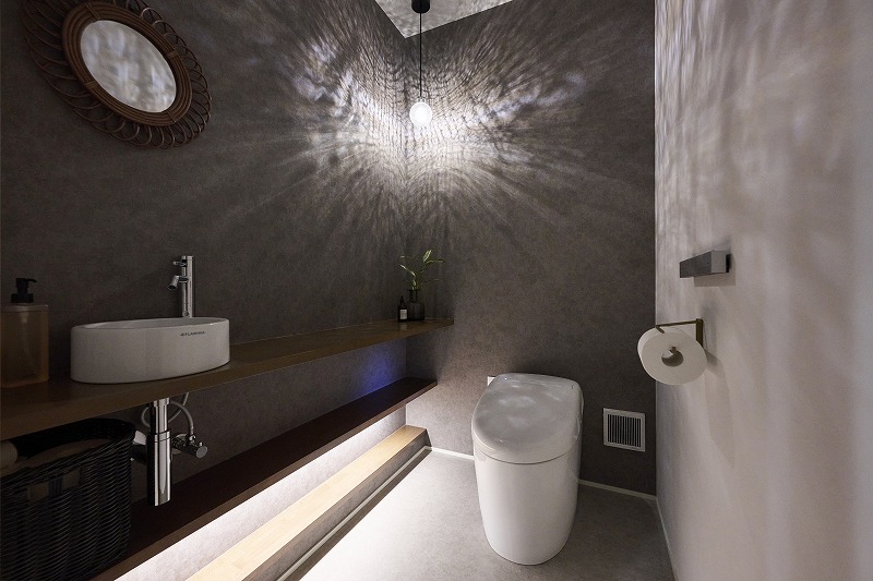 色彩やインテリアにこだわったシックなトイレの画像