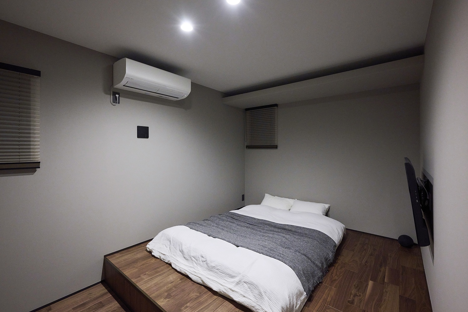 シンプルで使い勝手のよい、小上がりの寝室の画像