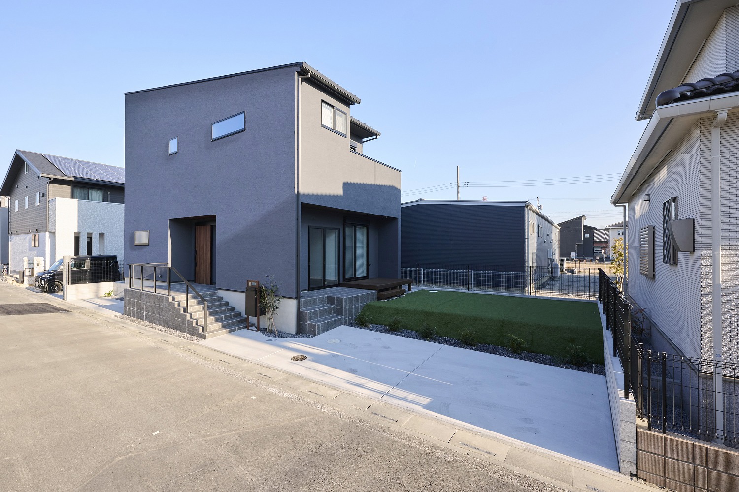 庭と繋がる広い土間のある家の画像