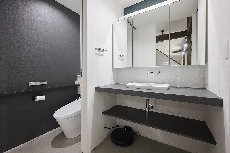 シンプルモダンなトイレと洗面室の画像