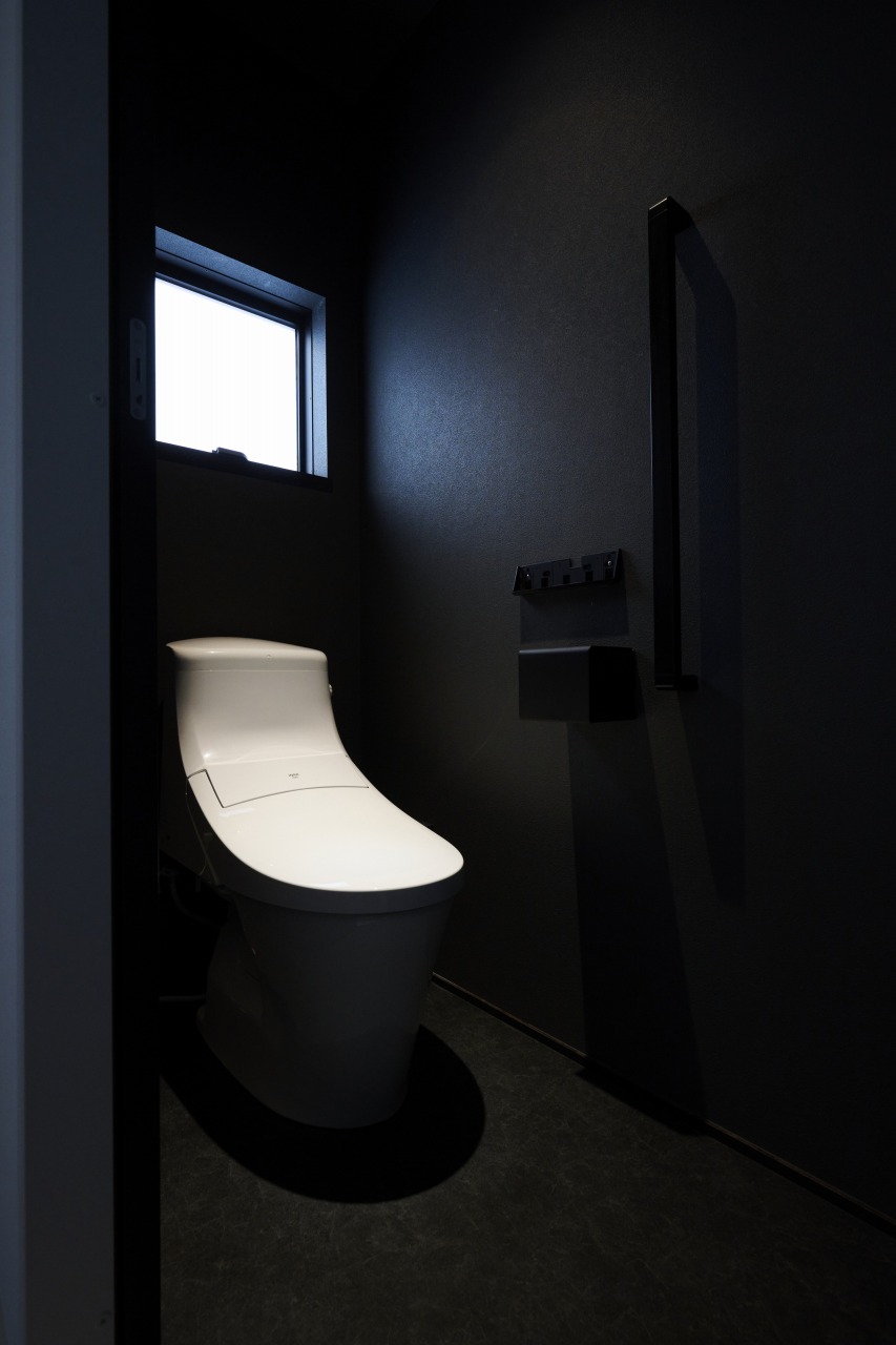 落ち着いた雰囲気のトイレの画像