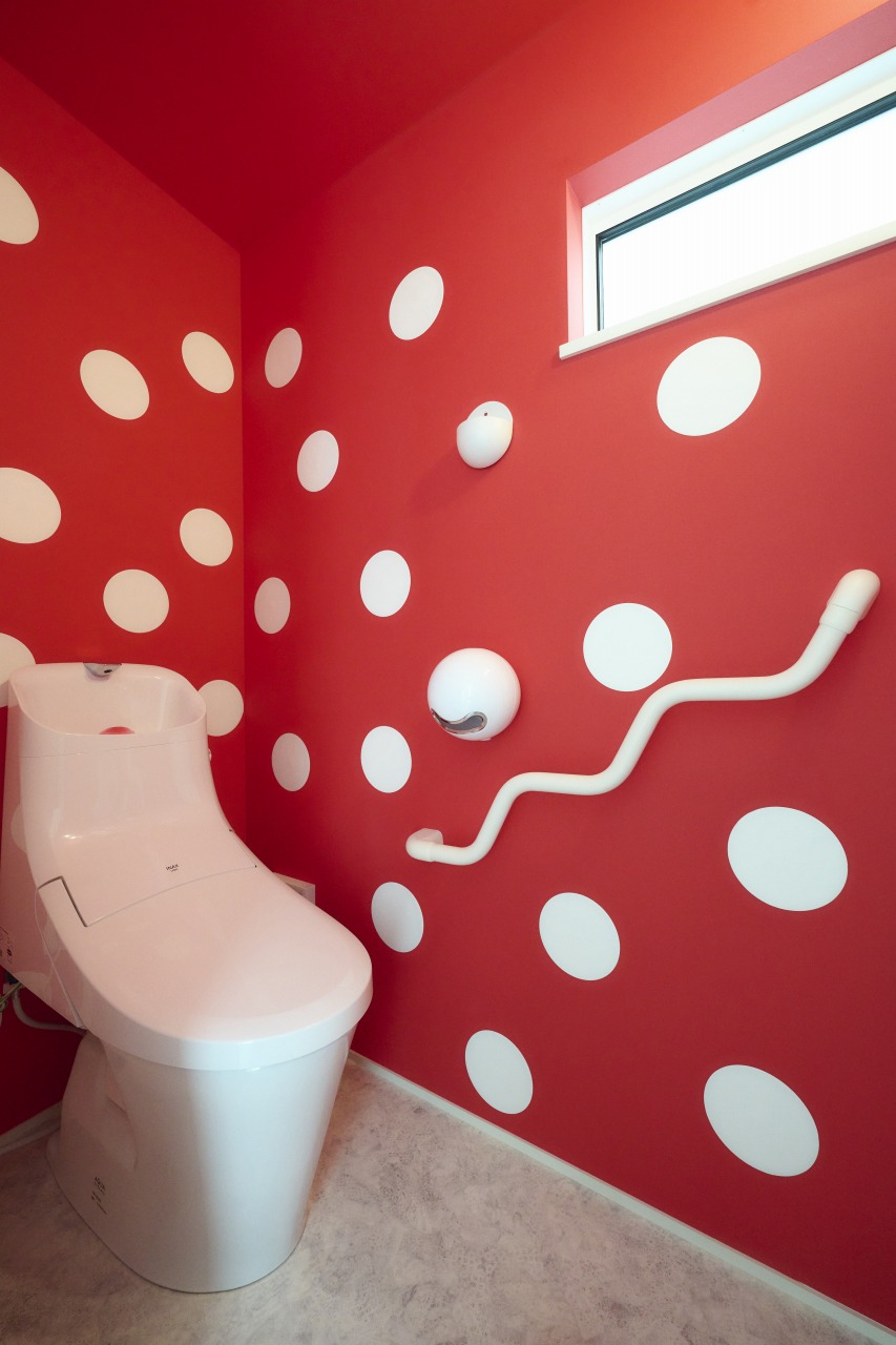 遊び心を取り入れたトイレの画像