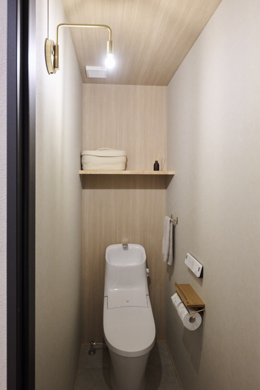 木目調の落ち着きある1階トイレの画像