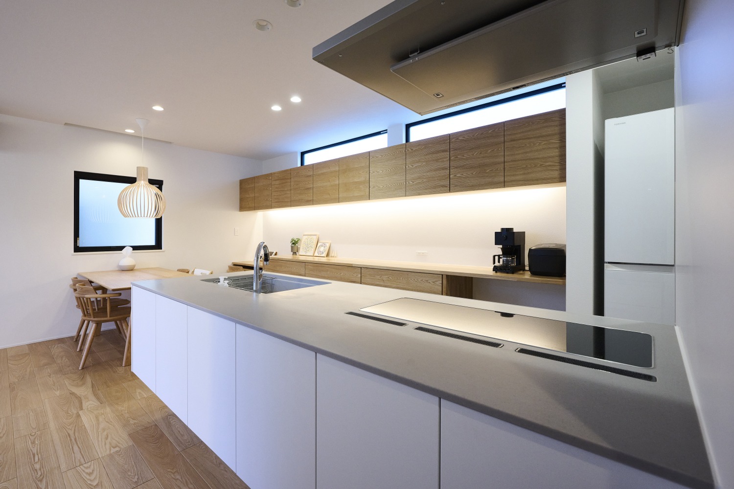 デザイン性と機能性を両立したキッチンの画像