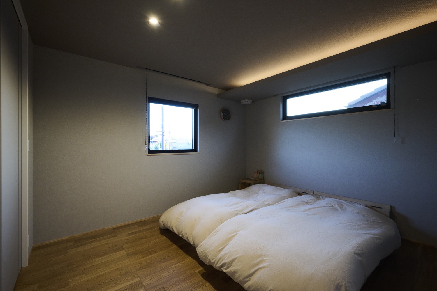 間接照明がリラックス感を生み出す寝室の画像