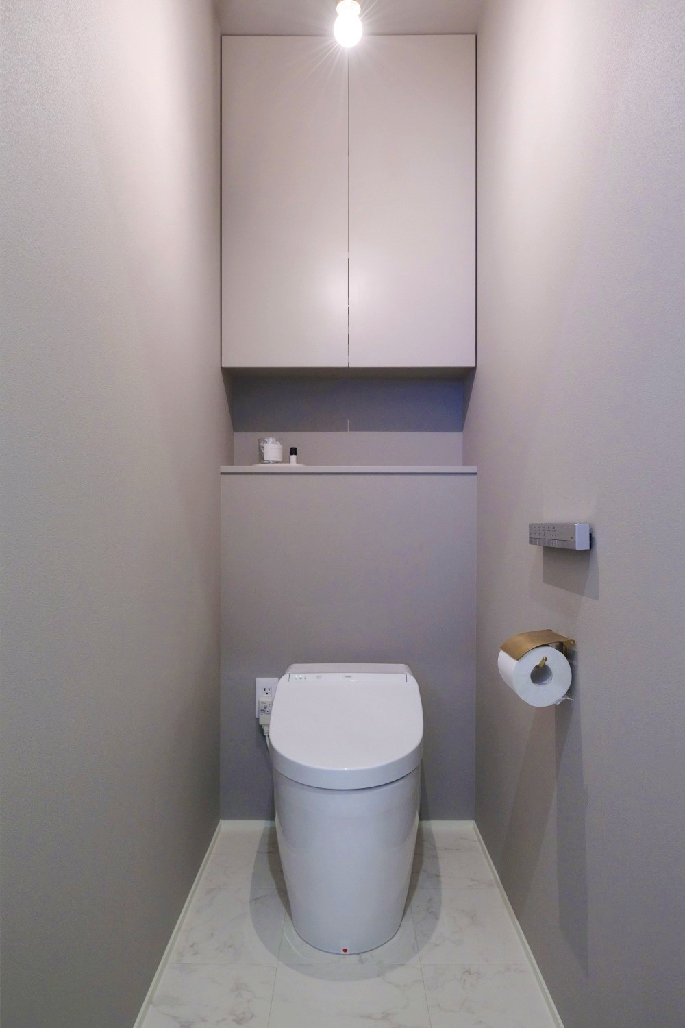 グレーで統一したシンプルなトイレの画像