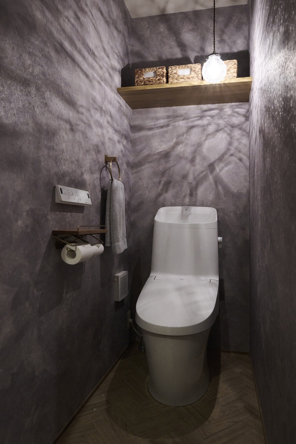 照明器具のガラスシルエットが美しく映し出される1階トイレの画像