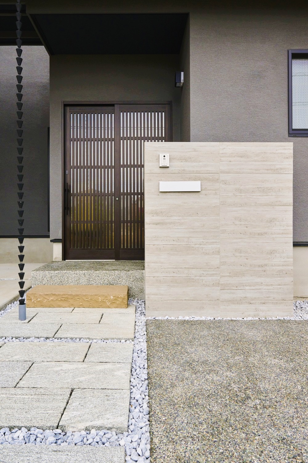 鎖樋が風情を感じさせてくれる玄関アプローチの画像